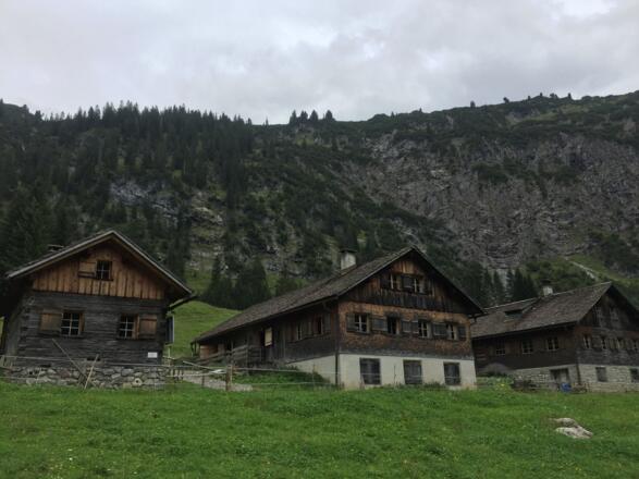 Die Gadenalpe besteht aus drei Hütten