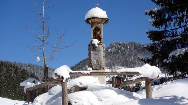 Kreuzau 1062m mit Astein im Hintergrund