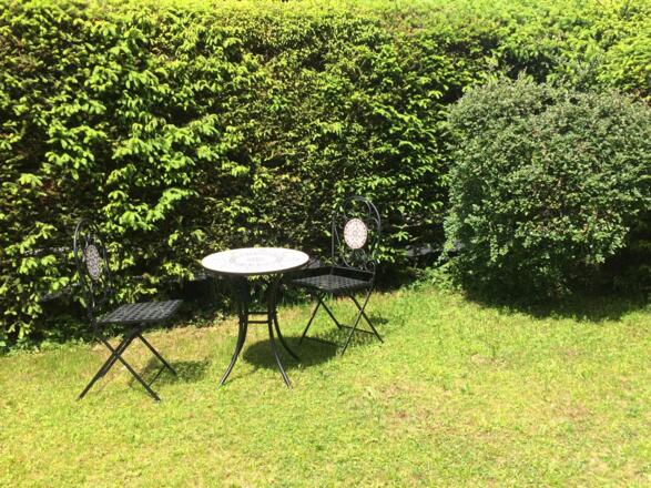 Frühstückstisch im privaten Garten - morgens in der Sonne