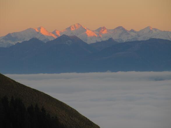 Alpenglühen beim Wandberghaus, mittig das Wiesbachhorn mit dem Kaindlgrat