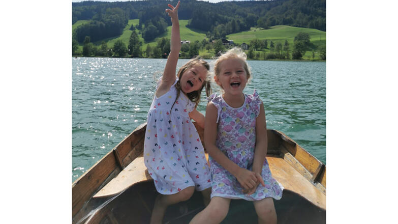 Kinder im Ruderboot