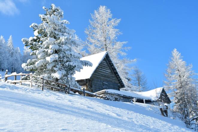 Eine Almhütte auf den Arlingalmen
