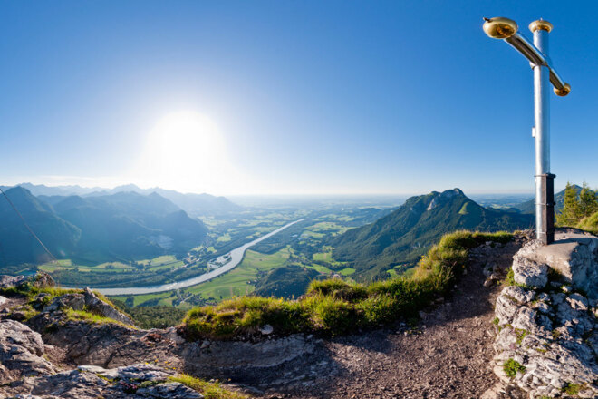 Dt. Gipfelkreuz auf dem Kranzhorn mit Blick auf das Inntal