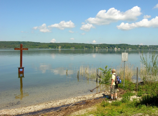 Berg, Gedenkkreuz bei Votivkapelle