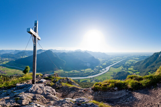 Österr. Gipfelkreuz auf dem Kranzhorn mit Blick auf das Inntal
