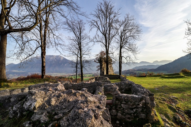 Steinmauern der Ruine mit Blick auf das Kaisergebirge