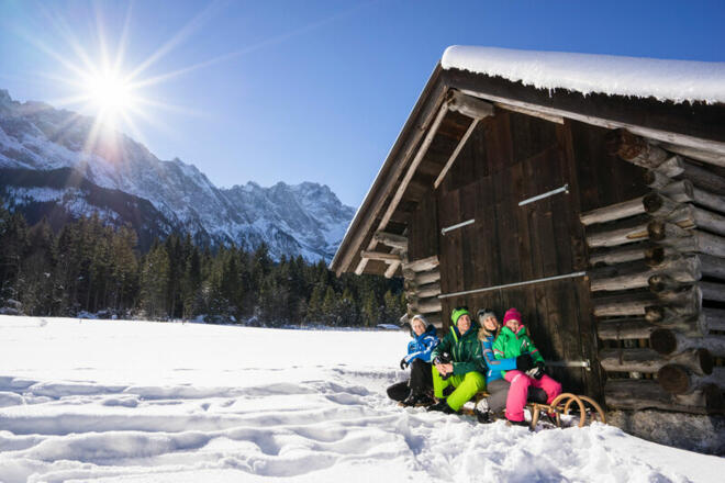 Familie Rodeln im Region Zugspitz Arena Bayern-Tirol