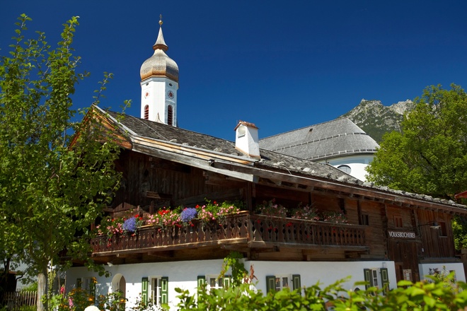 Polznkasparhaus und die Kirche St. Martin im Ortsteil Garmisch