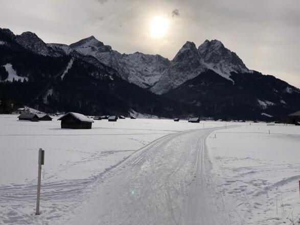 Blick auf Alpspitze und Zugspitze