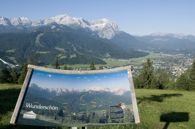 Panoramablick auf Garmisch-Partenkirchen