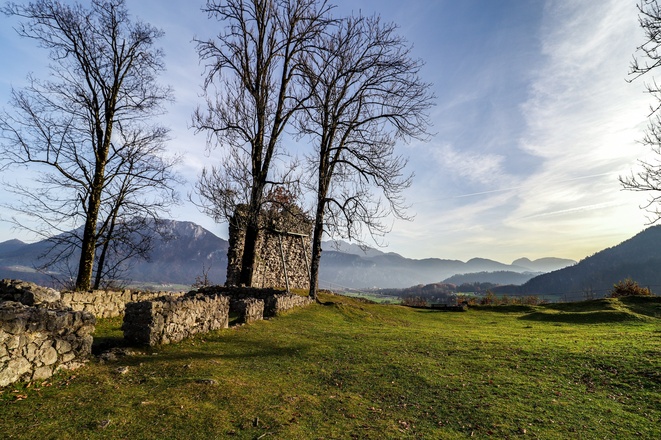 Ruine Auerburg mit Blick aufs Kaisergebirge