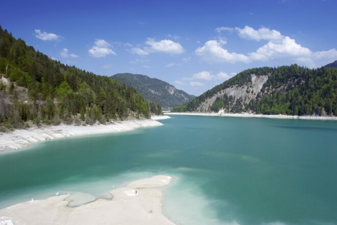 Am Ufer des Sylvensteinsees