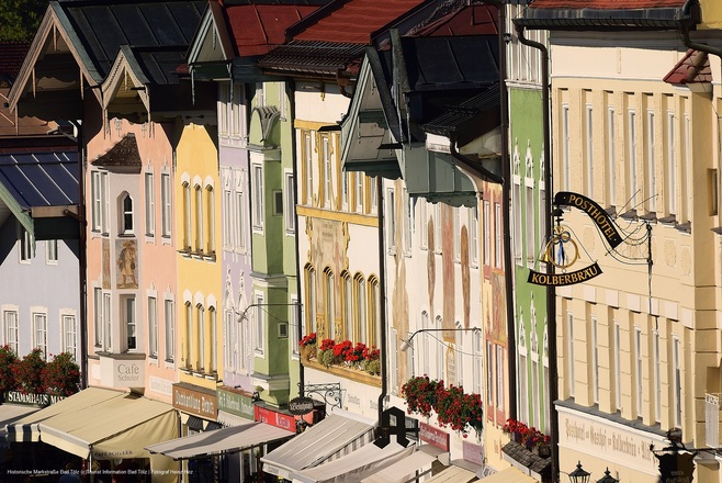 Prächtige Häuserfassaden in der historischen Altstadt von Bad Tölz