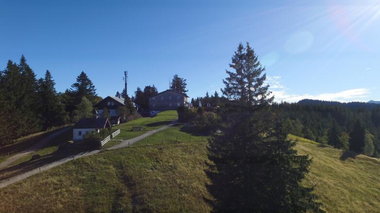 neureuth-kapelle_haus-von-westen