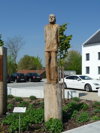 Steinkirchen: Titel: Versuche, über den Kirchturm zu schauen