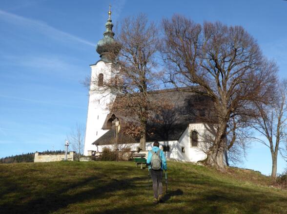 Die Johanniskirche steht am höchsten Punkt der Rundwanderung.