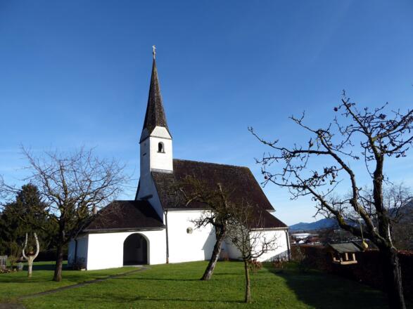 Die Kirche St. Erasmus in Bicheln ist ein Kleinod am Fuß des Högl.