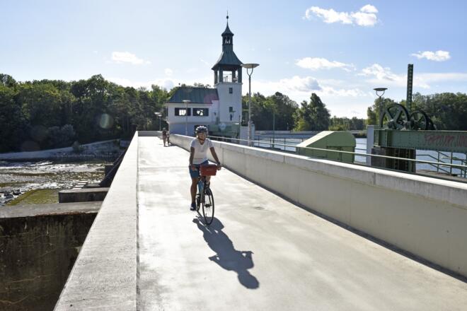 Radlerin auf der Lechstaustufe