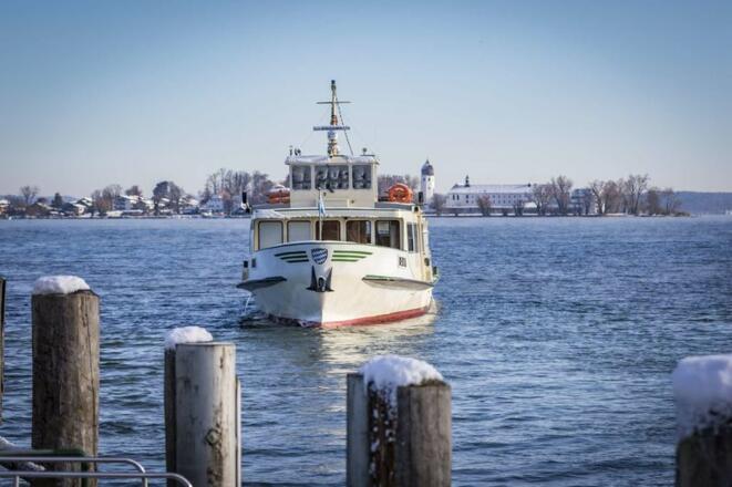 Schiff auf dem Chiemsee im Winter