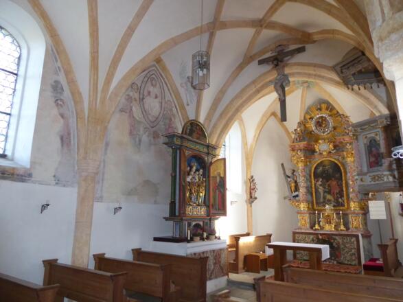 Einmalige Schätze in der Johanniskirche: romanische Fresken, der Seitenaltar aus der Frührenaissance und der barocke Hochaltar.