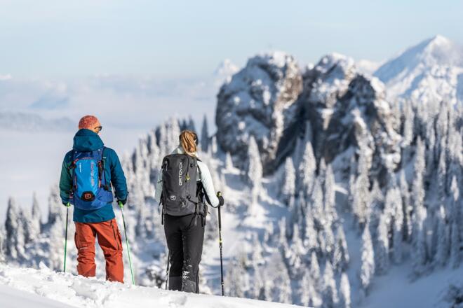 Schneeschuhwandern mit Blick Ettaler Manndl