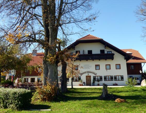 Leib und Seel` gehören genauso zusammen, wie die Kirche und das Gasthaus Johannishögl.