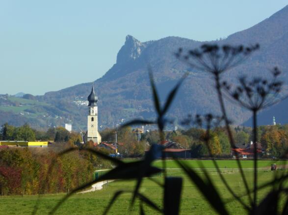 Schöne Perspektiven auch am Rückweg: Die Wallfahrtskirche in Feldkirchen vor dem Nockstein.