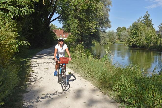 Radlerin am Mühlbach in Olching
