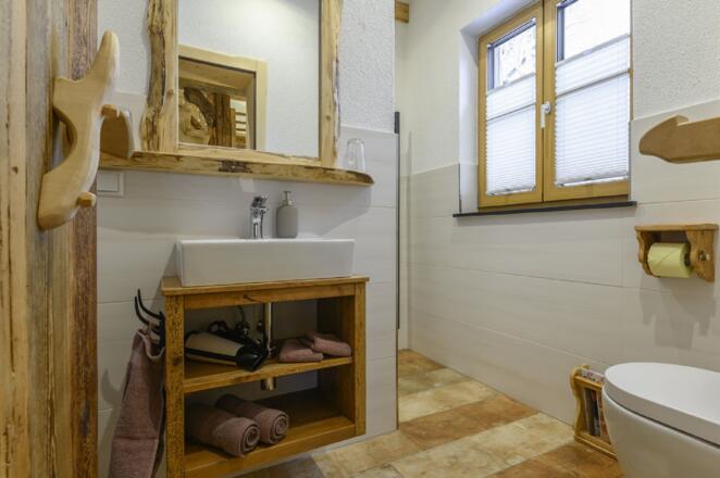Schlafzimmer mit Stiegenaufgang - Goiserer Chalet