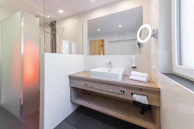 Badezimmer mit Infrarotkabine