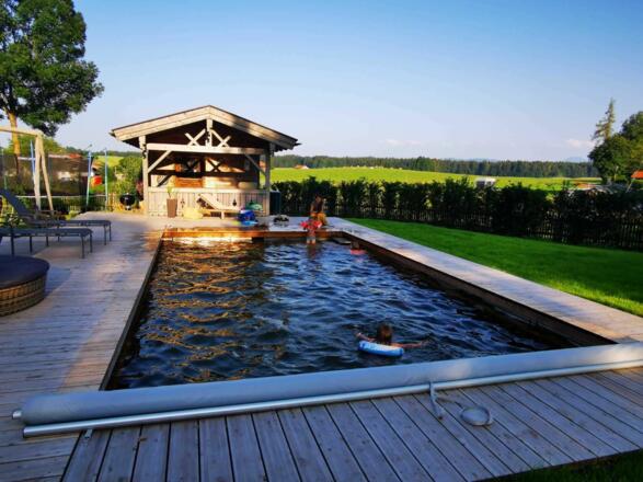 beheizter Naturholzpool mit Holzterasse und Liegewiese