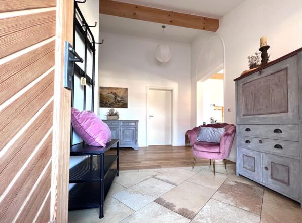 durch die Holztüre hereinspaziert in die große Ferienwohnung Hager im Inntal, Bayern nahe Tirol