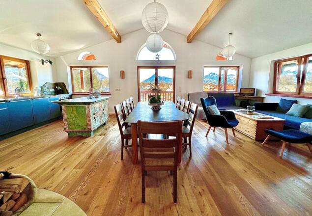 Wohnraum mit traumhaften Blick auf den Bach  und die bayrischen und tiroler Berge