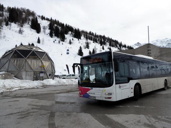 Der Verbindungsbus in Sportgastein vor der Garstenauer-Kugel und der Talstation der Goldbergbahn.