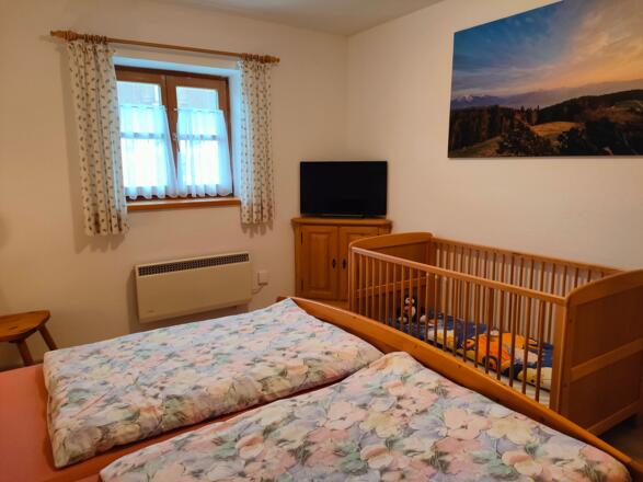 das Schlafzimmer mit Babybett