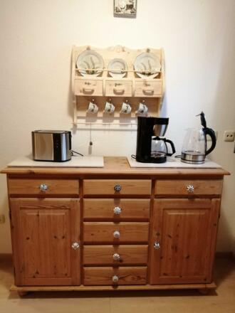 Buffet mit Kaffeemaschien, Toaster etc.