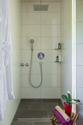 Regendusche im Saunabereich