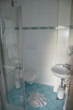Badezimmer in Doppelzimmer mit Balkon