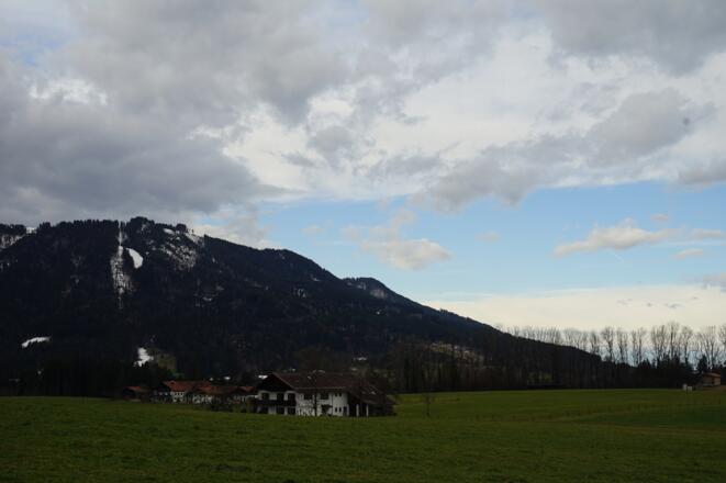 Nördlich von Wackersberg hat man stets den Blomberg im Blick