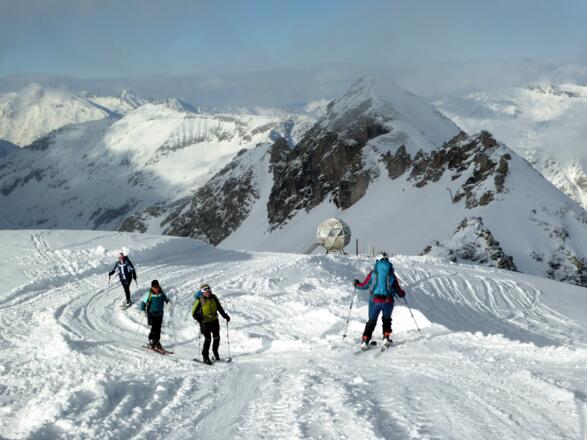 Die letzten Meter auf den Kreuzkogel (2685 m) mit dem Salesenkogel im Rücken.