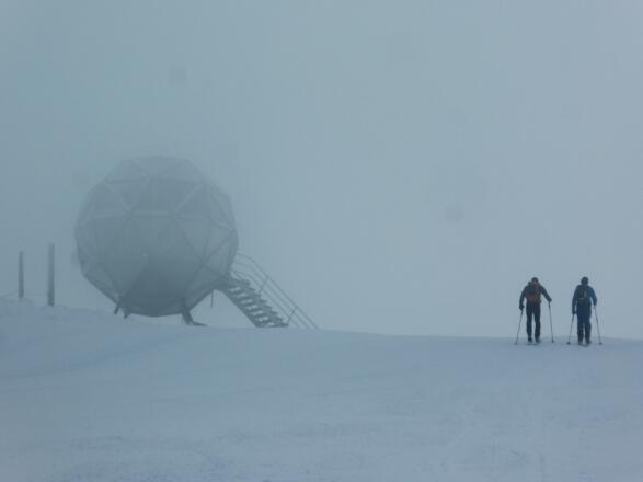 Gelandet am Kreuzkogel. Die begehbare Aluminiumkugel, das Wahrzeichen von Sportgastein, wurde 1972 vom Salzburger Architekten Garstenauer entworfen.