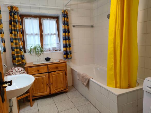 Bad mit Wanne und Waschmaschine