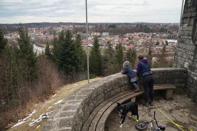 Blick vom Spielhahnjäger-Denkmal auf Bad Tölz