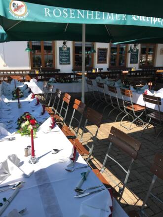 Biergarten festlich geschmückt.