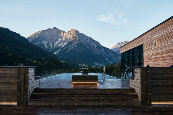 Webformat-aussenpool-bergblick-treppe-totale-ifen-