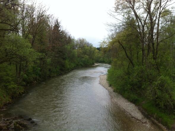 Der Weg schlängelt sich an der Ammer entlang.