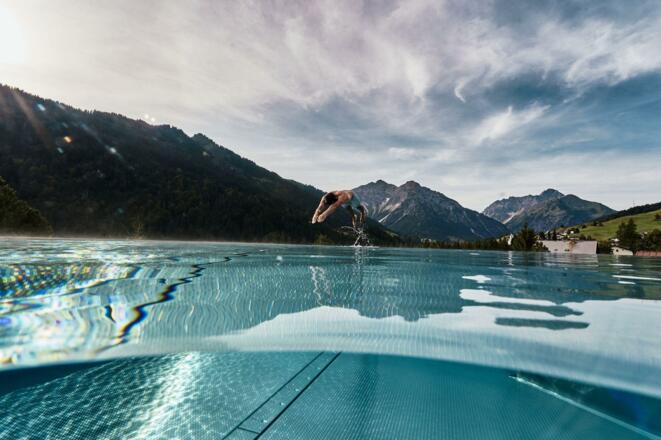 Webformat-aussenpool-wasser-oberflaeche-bergblick-
