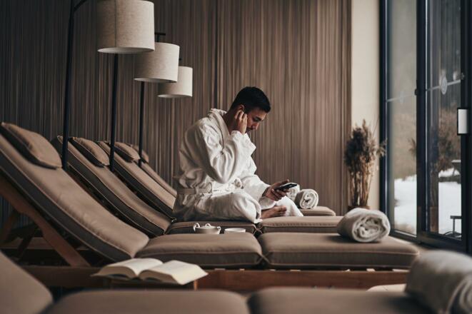 Webformat-wellness-spa-ruheraum-mann-auf-liege-tel