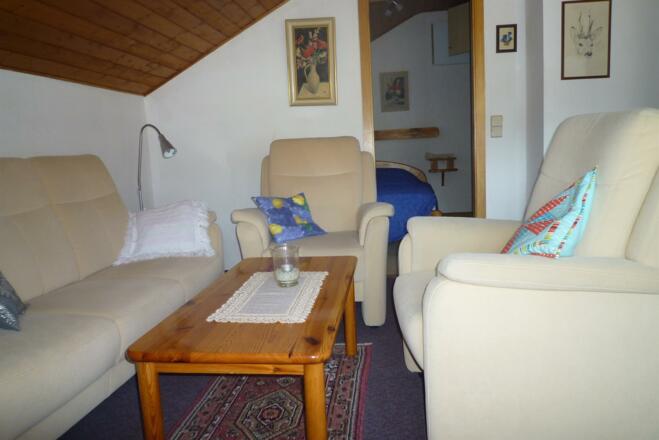 Wohnzimmer mit Blick Richtung Schlafzimmer