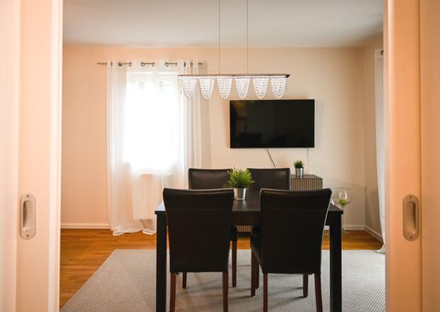 Wohnzimmer mit Esstisch und TV